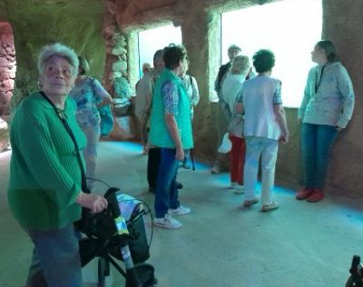 Am Groß-Aquarium mit riesigen Fischen Am Groß-Aquarium mit riesigen Fischen